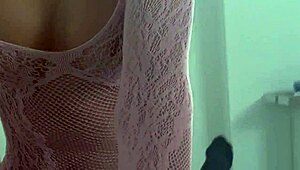 Фитнес-модель надела тесное платье и умоляла мускулистого соседа о его большом члене.