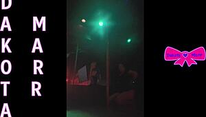 Ik zag Dakota Marr pole dansen in Nebraska stripclub en haar kleren scheurden