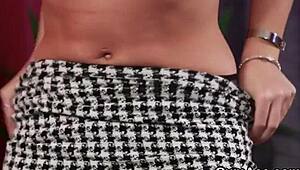 Ser du, hvordan den frække fersken får POV-sperm i ansigtet fra blowbang bukkake?