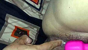 ほら、このタイトなインド人マンコのダブルペネトレーション見て。エボニーとレッドヘッドのボスたちが若い18+ダディを支配 😈