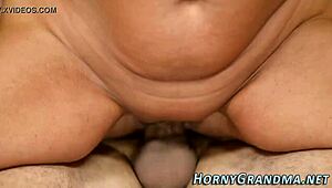 סבתא בלונדינית עם ציצים קטנים 18+ לוקחת זין גדול עמוק עד שהיא מכוסה בזרע באיכות גבוהה