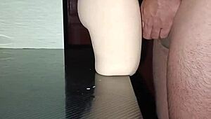 サリーの太いお尻がアナルファックで叩かれる