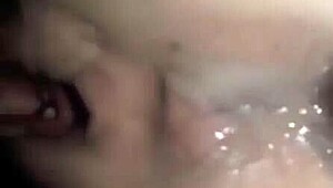 Forzare il mio culo stretto mi ha fatto urlare e venire mentre cacavo?