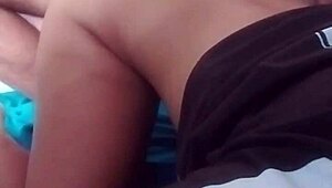 Мадрастра с толстой жопой трахается раком и я кончаю ей на задницу