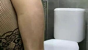 Μεγάλα Τιτς Μιλφ Γλείφει τον Κώλο του Σύζυγου στην Τουαλέτα Πριν Σπιτικό Αναλ Γαμάω