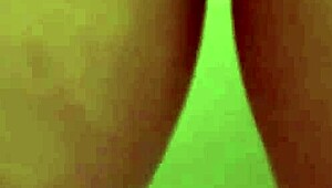 ¿Esta esposa traviesa baña la polla en la ducha?