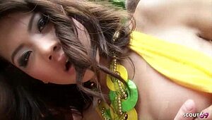 Pitkä hoikka thaimaalainen huora saa rajua paljaalla panemista isolta valkoiselta turistilta Pattayan kylpylässä