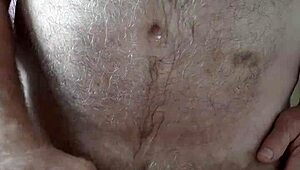 Overveldet av Lyst Mens Hårete Stor Mage Onanerer Med Liten 18+ Kuk Til Orgasme i Solo Hjemmelaget Action