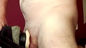 Kemény baszás a játékommal ágyon hajolva, villantva a nagy seggem dupla élvezésig