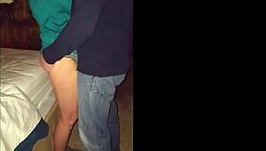 ¡Mi esposa tan cachonda en dormitorio de amigos, no lo creo! 😳