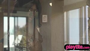 Ik bewonder deze petite ebony 18+ schoonheid die haar chocolade naakte lijf en bubble butt showt