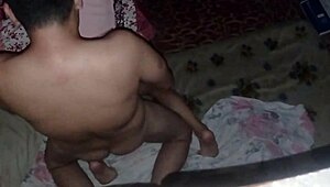 Intens Par Sex med Kæmpe Monster Pik Ubeskyttet i POV, Fylder Hendes Fisse med Sæd som Gay Amatører Går Amok Uden Kondom