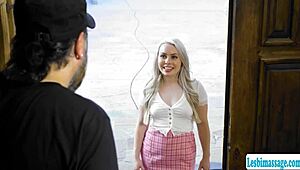 Busty massös hälsar på nya grannen med vänlig slick