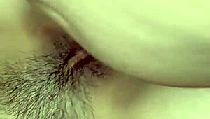 Pinay studentka křičí během první intenzivní bembang seance.