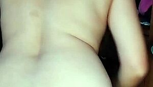 Íntima latina MILF en lencería se masturba en público