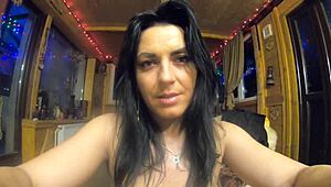 האישה הקורבית הלטינית שלי משתמשת בדילדו על הכוס בסשן סולו אסור ופטיש גלאמור 😈