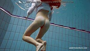 Aku merasa luar biasa bareng babe Lola yang tetek alami gede berenang di bawah air kolam, memek rusia ketatnya berkilau