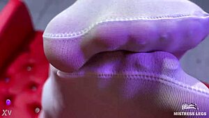 여신이 흰 스타킹에 큰 엉덩이 유혹