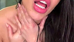 Dövmeli esmer kaşar Sara Retali odada büyük seks oyuncağıyla yalnız oynuyor