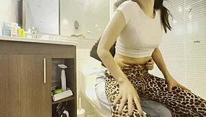 Latina vrouw bedriegt met vriend van man in badkamer, vingerend tot orgasme tijdens feest