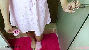 Gadis Asia Cantik 18+ Mandi Setelah Wawancara Fotoshoot di Sofa Dengan Mommy