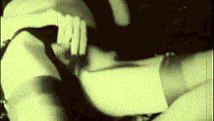 Tabù retrò si svela mentre la milf matura si fa intima con la matrigna in stile vintage.