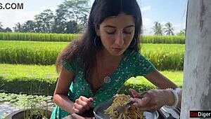 18+ tini lazán nyeli a spermát, miközben eszi a carbonarát spermával az arcán nyilvános kávézóban cumwalk közben