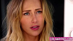 Pierced brineta Riley Reid i Carter Cruise se bacaju u dlakavi lezbijski oralni seks