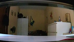 Домашняя межрасовая парочка сходит с ума в сырой спальне