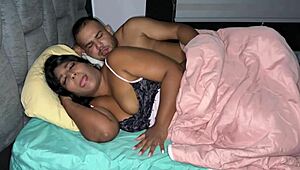 Nevlastný brat pomýli nevlastnú sestru s manželkou a lyžičí ju stenujúcu babu s obrovským kurcom až naplní piču spermatom