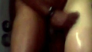 Quase meu marido me pega fodendo o tio dele no chuveiro dominação latina