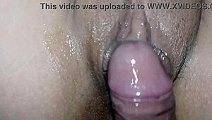 Emo tyttö märällä ajellulla pillulla saa kiihottavan kotitekemän panemisen