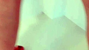 กำลังฉีกเสื้อเพื่อเย็ดสาวเอเชียสวยในท่าโดกกี้สไตล์เพื่อครีมพายแน่นๆ?