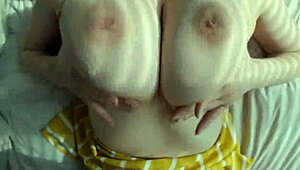 Minha colega de quarto peituda deixou a porta aberta de propósito, querendo que eu visse o rabo balançando