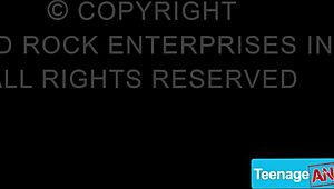 Emily Willis de meias tem o cu preenchido com pau grande