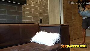 Hotel serveerster deepthroat gast zijn dikke pik 😏