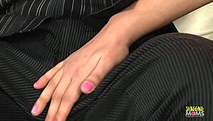 Store patter milf suger og knuller på sofa!