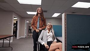 Ontrouwe tiener 18+ geneukt door baas terwijl ze belt met vriendje, o shit