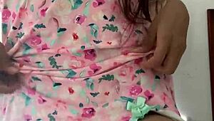 Ach bože, špehujem túto mladú latinskú kurvu 18+ v pyžame s veľkými prirodzenými cicmi 😏