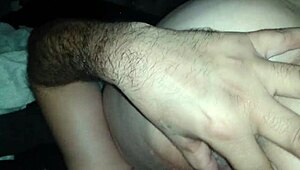 見てよ、その濡れたマンコが吹かれる