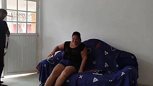 O rany, ten zboczony sąsiad wykorzystał moją naiwność, pieprząc mnie mocno swoim dużym kutasem, zostawiając cały swój cum w mojej dużej cipce...