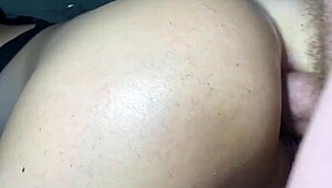 Так небрежно, эта милая брюнетка 18-летняя жестко трахнута в жопу большим членом, заканчивается кремпаем в нашем домашнем видео