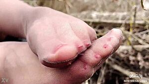 Megszállott vagyok ettől az istennőtől, aki lábait csábítja barna harisnyában az erdőben