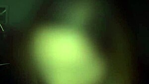 Svindlende latina kone spytter på kuken