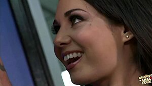 Holly West a cuatro para Cyrus King: joven 18+ con viejo, corrida en culo sofá, en boca, tetas naturales grandes, anal potente