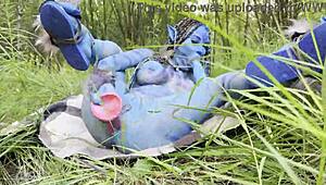 Avatar Monika Fox büyük göğüsleri MILF dışarıda anal parmaklama ve am sikişi squirting yapıyor