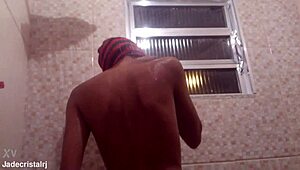 Gadis seksi relaks mandi masa tenang di rumah