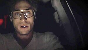 Théoricien du complot rencontre alien sexy pour plongée taboue dans la chatte et gorge profonde cowgirl