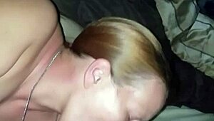 Ella goza chupando mi verga en este momento íntimo