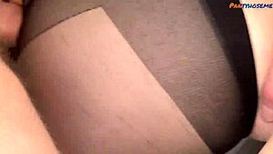 voiko tämä nälkäinen mummo ottaa syvän anaalin studilta sukkahousuissa?